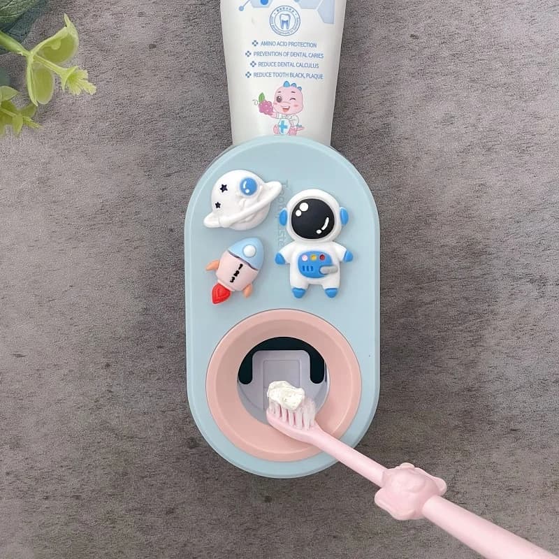 Dziecięcy dozownik pasty do zębów. Twój maluch nareszcie polubi je myć! 🪥 💦 👧 👦🏻 Naciskasz i już! Pasta sama ląduje na szczotecze!