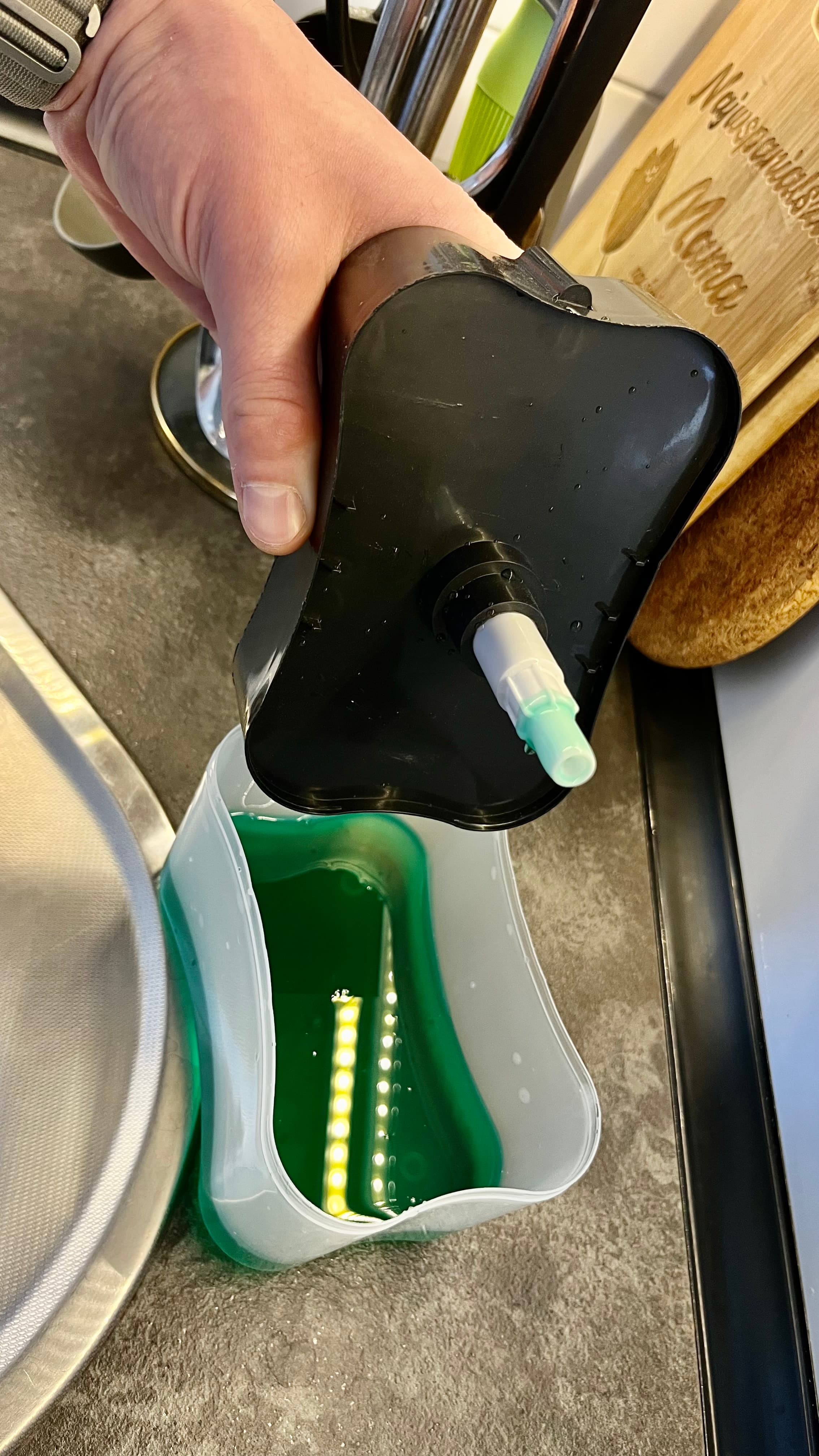 Naciskowy dozownik płynu do naczyń z pompką próżniową oraz zintegrowanym ociekaczem + gąbka GRATIS! 🧽