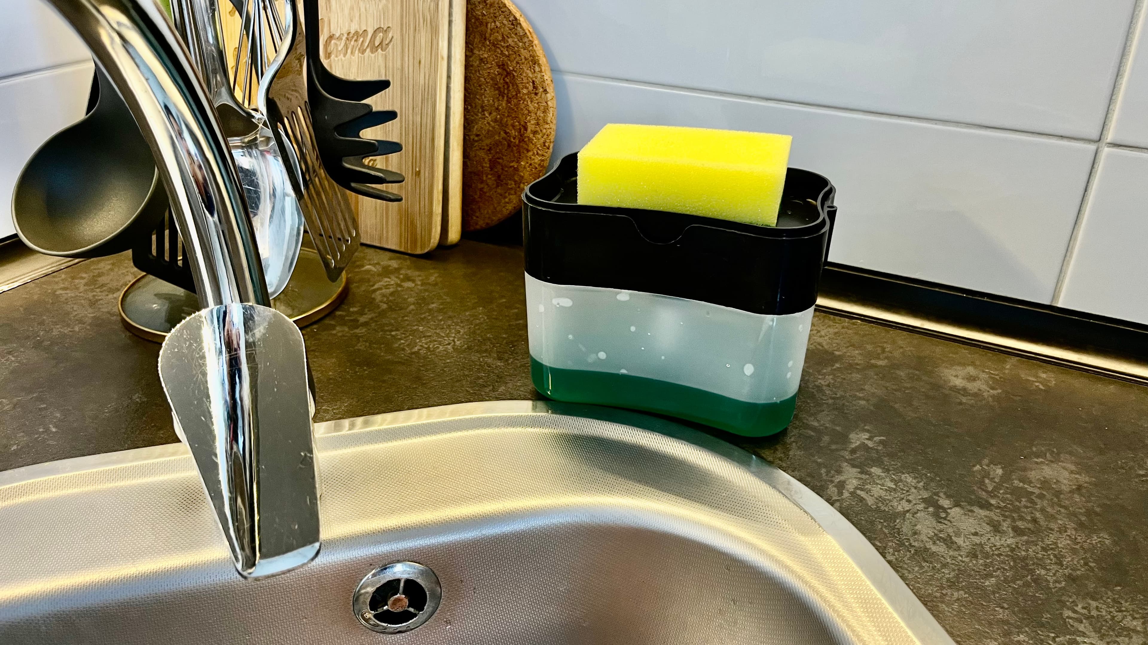 Naciskowy dozownik płynu do naczyń z pompką próżniową oraz zintegrowanym ociekaczem + gąbka GRATIS! 🧽