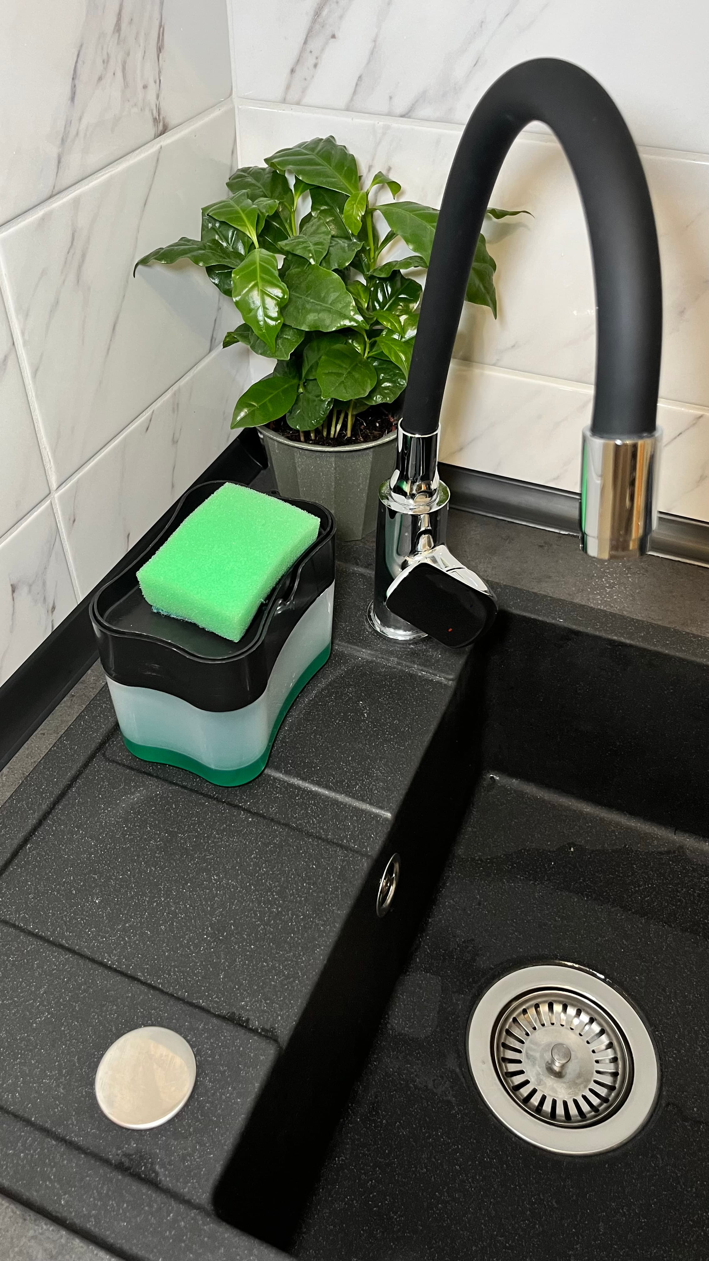 Naciskowy dozownik płynu do naczyń z pompką próżniową oraz zintegrowanym ociekaczem + gąbka GRATIS! 🧽