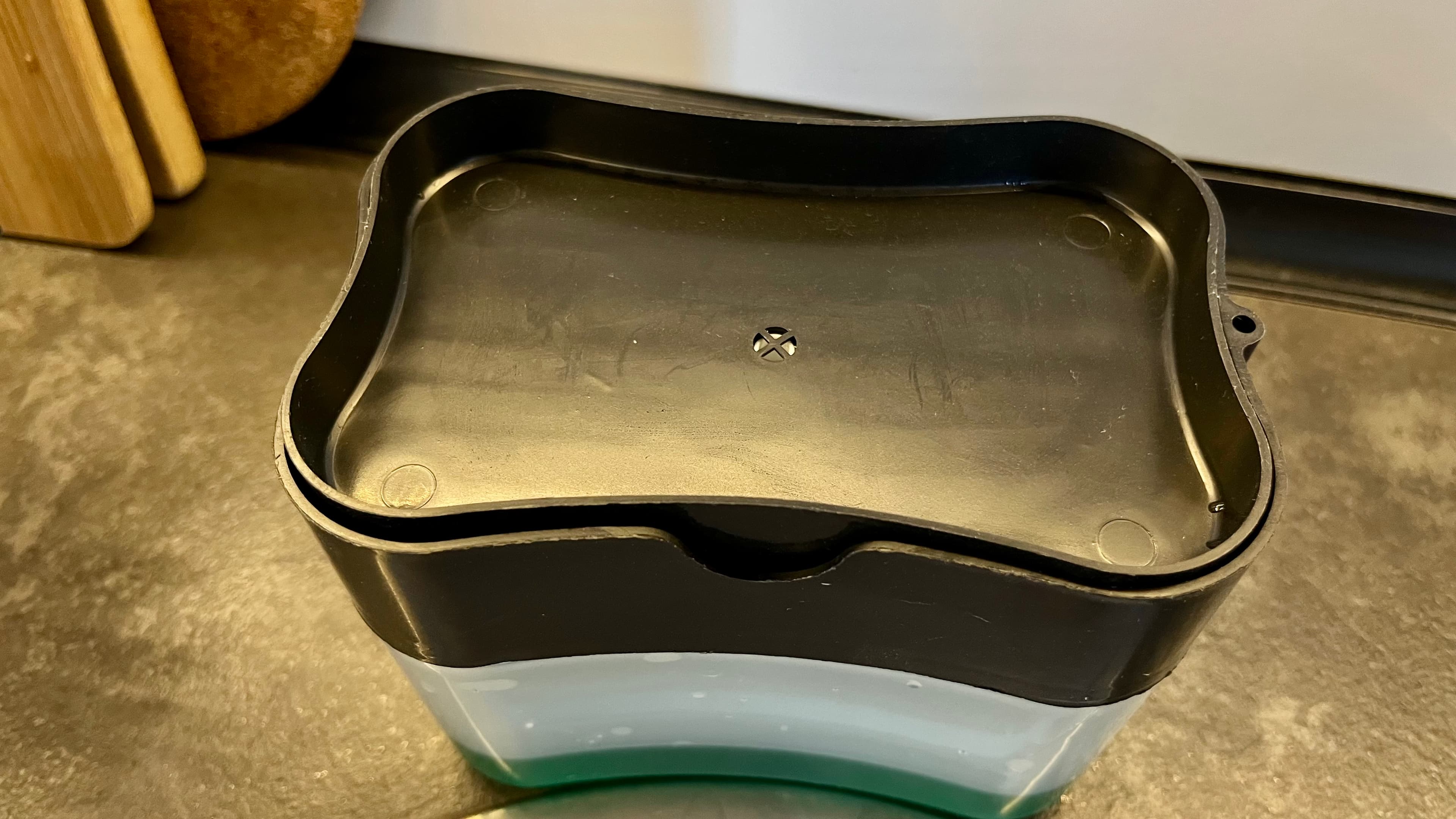 Naciskowy dozownik płynu do naczyń z pompką próżniową oraz zintegrowanym ociekaczem + gąbka GRATIS! 🧽